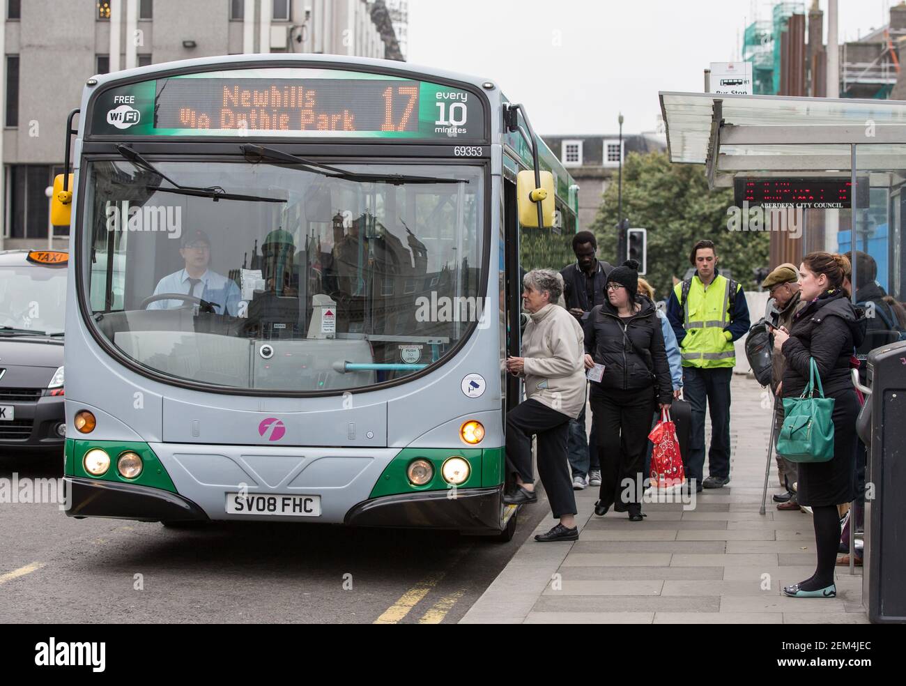 Die Passierinnen steigen an einer Haltestelle im Stadtzentrum von Aberdeen, Schottland, in einen Single-Decker-First-Bus ein Stockfoto