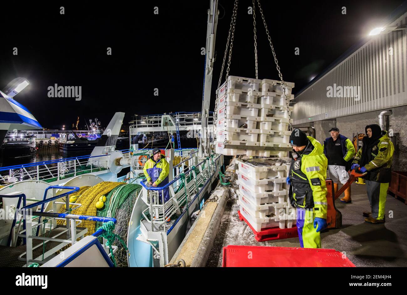 Fischer landen ihren Fang im Vereinigten Königreich Stockfoto