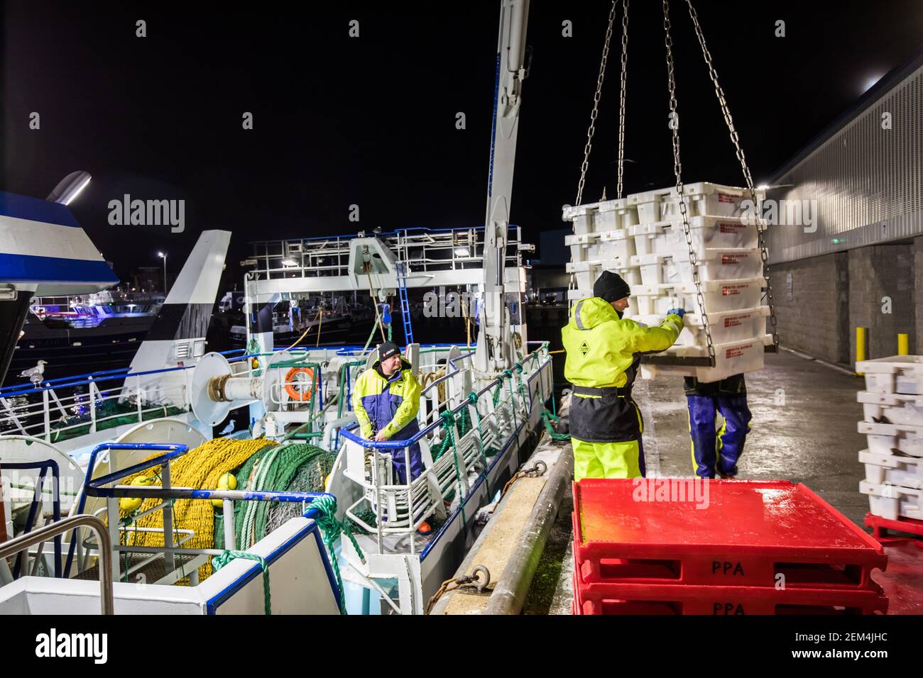 Fischer landen ihren Fang im Vereinigten Königreich Stockfoto