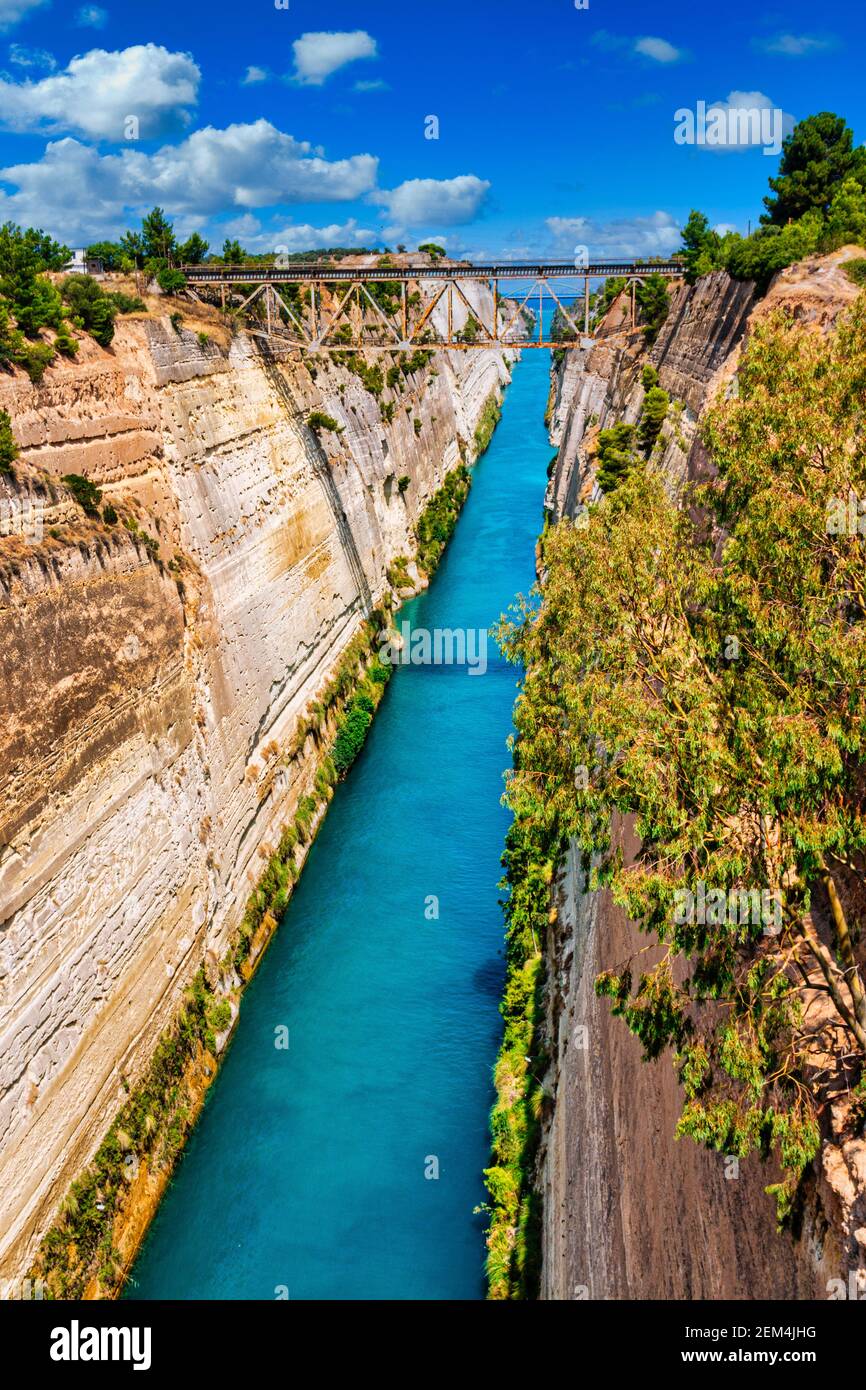Corinth Kanal, von Menschen geschahen Kanal, wichtige Navigationsroute und Gezeitenwasserstrasse über den Isthmus von Corinth Ägäis Griechenland Stockfoto
