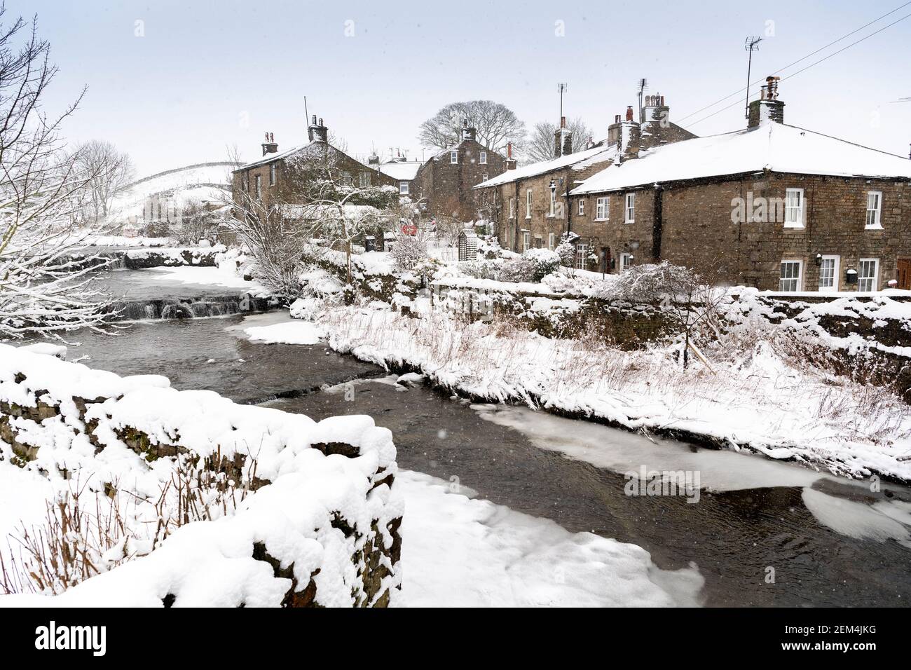 Wetter, Hawes, North Yorkshire, Großbritannien, 2 Feb 2021. Heftiger Schneefall veränderte die Landschaft über Nacht in North Yorkshire, als Gayle Beck in Hawes c Stockfoto