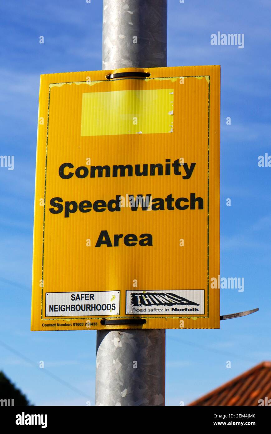 Ein Gemeinschaftsschild in einem Wohngebiet in Hellesdon, Norfolk, England, Vereinigtes Königreich. Stockfoto