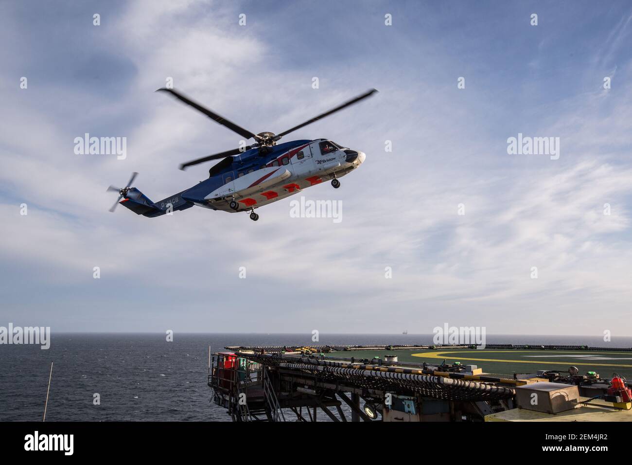 Ein Sikorsky S-92 Hubschrauber kommt auf dem Helideck auf einer Offshore-Öl- und Gasanlage in der Nordsee an Land. Stockfoto