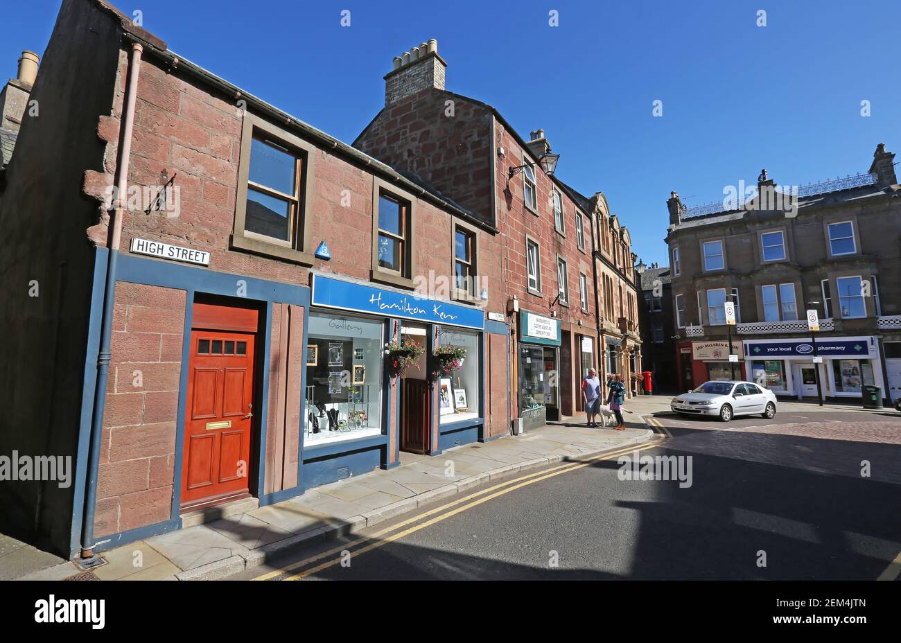 Die High Street im Stadtzentrum von Kirriemuir, Angus, Schottland Stockfoto