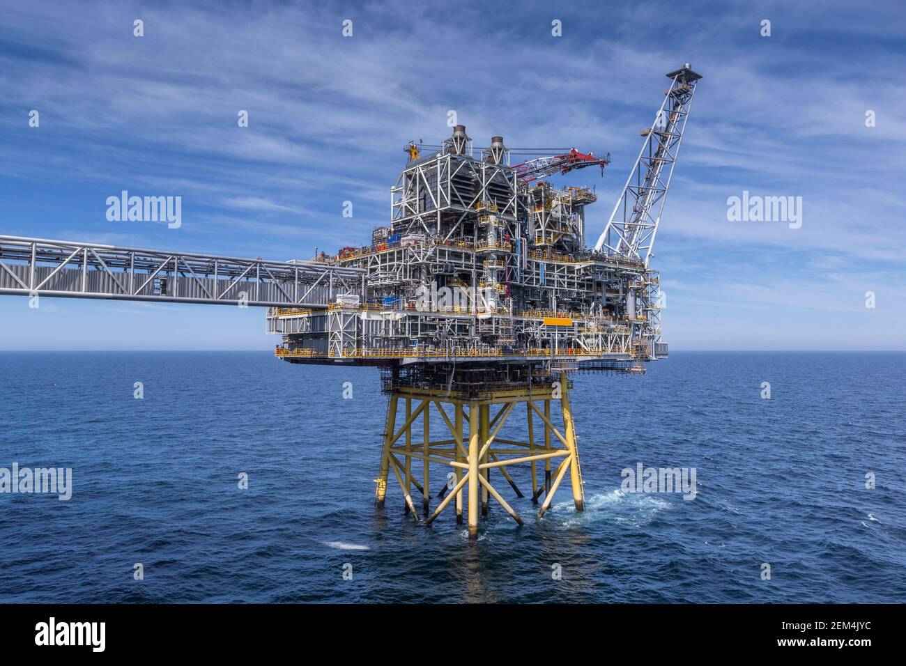 Offshore-Ölinstallation oder Rig mit Brückenverbindung Stockfoto