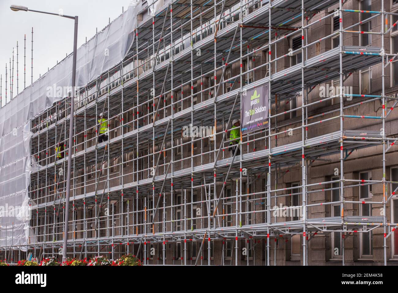 Gerüste auf der Seite eines Bauprojekts in Großbritannien Stockfoto
