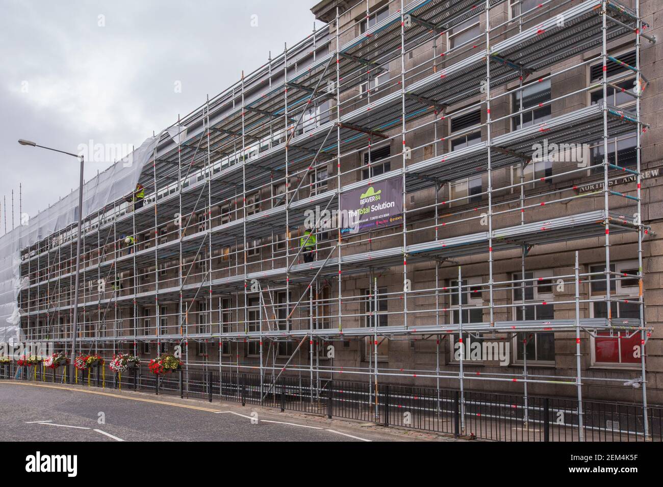 Gerüste auf der Seite eines Bauprojekts in Großbritannien Stockfoto