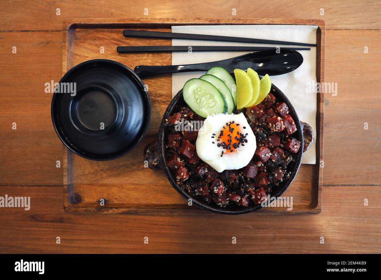 Thunfisch Steak auf Reis mit Ei im japanischen Stil auf hölzernen Tisch Stockfoto