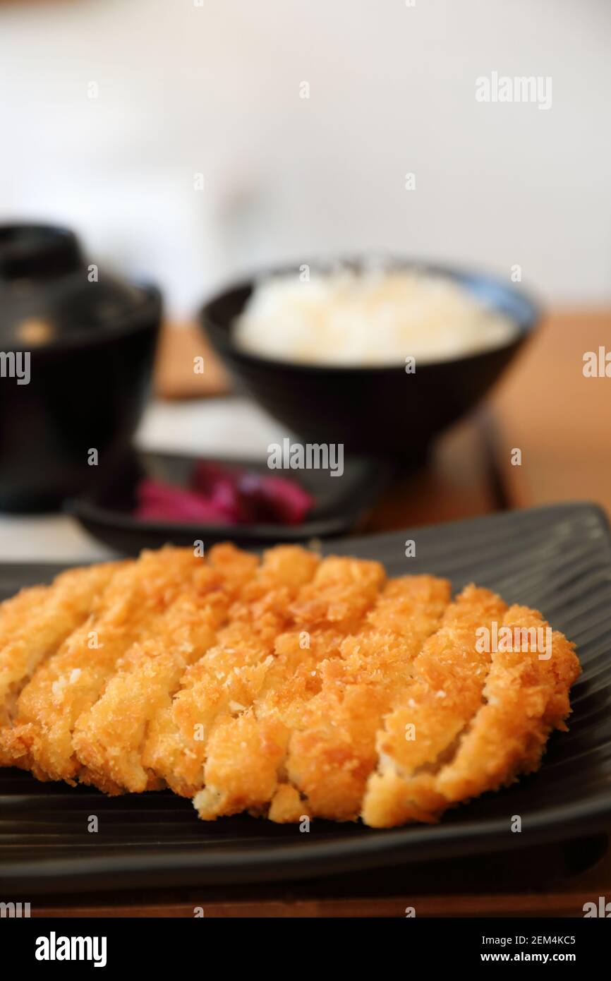 Tonkatsu gebratenes Schweinekotelett mit Reis und Suppe auf Holztisch japanisches Essen Stockfoto