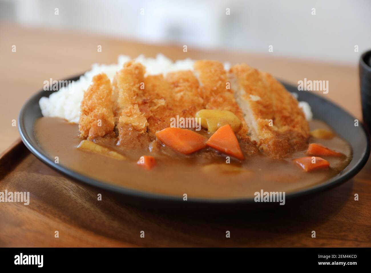 Curry Reis mit gebratenem Schweinefleisch tonkatsu Japanisches Essen auf hölzernen Tisch Stockfoto