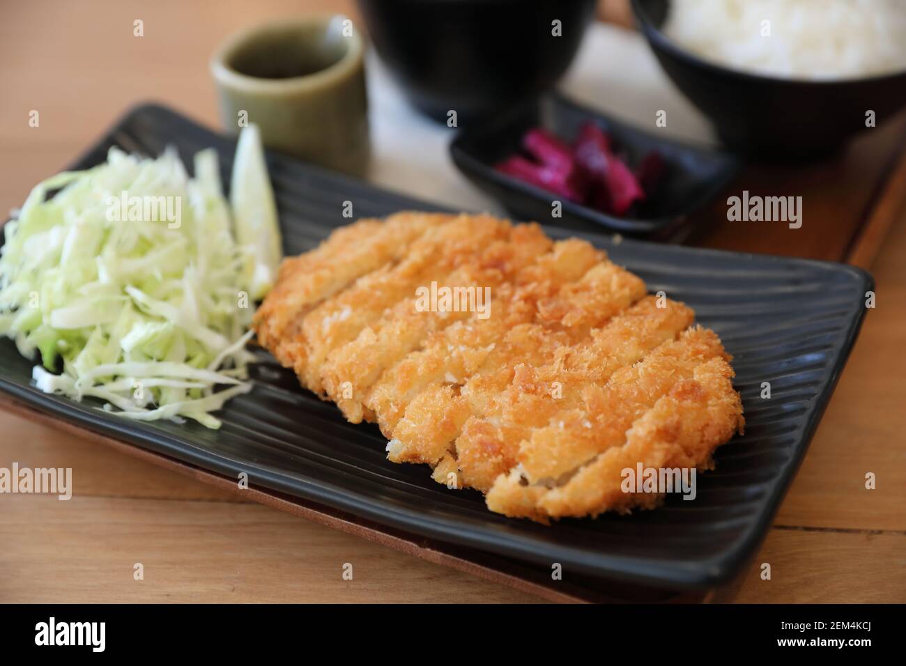 Tonkatsu gebratenes Schweinekotelett mit Reis und Suppe auf Holztisch japanisches Essen Stockfoto