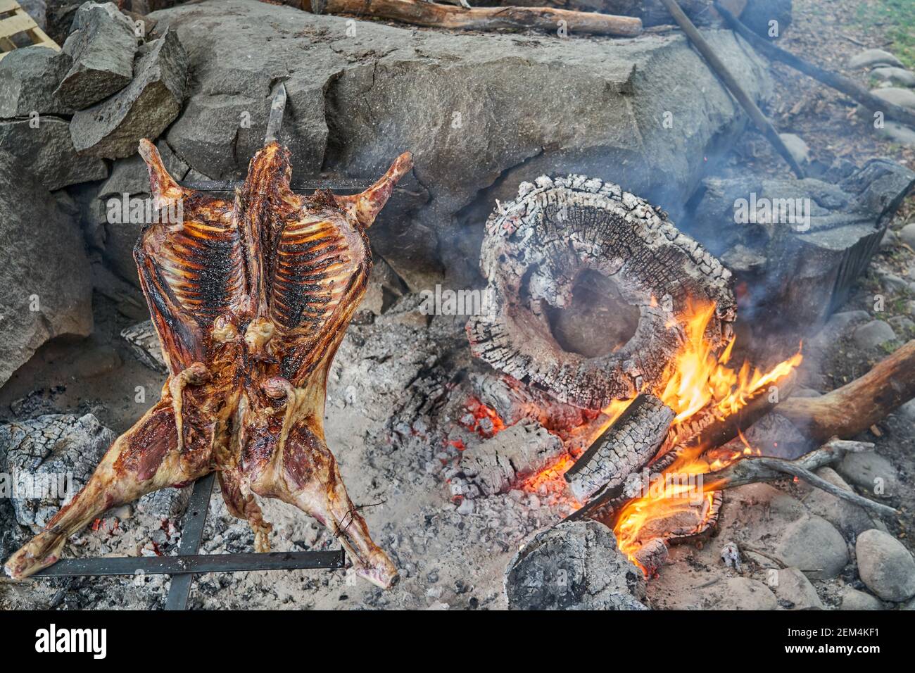 Rustikales Lamm Grill bbq über offenem Feuer in Patagonien, Argentinien, Südamerika. Asado ist ein Gaucho Traditon mit Kochen auf offener Flamme Stockfoto