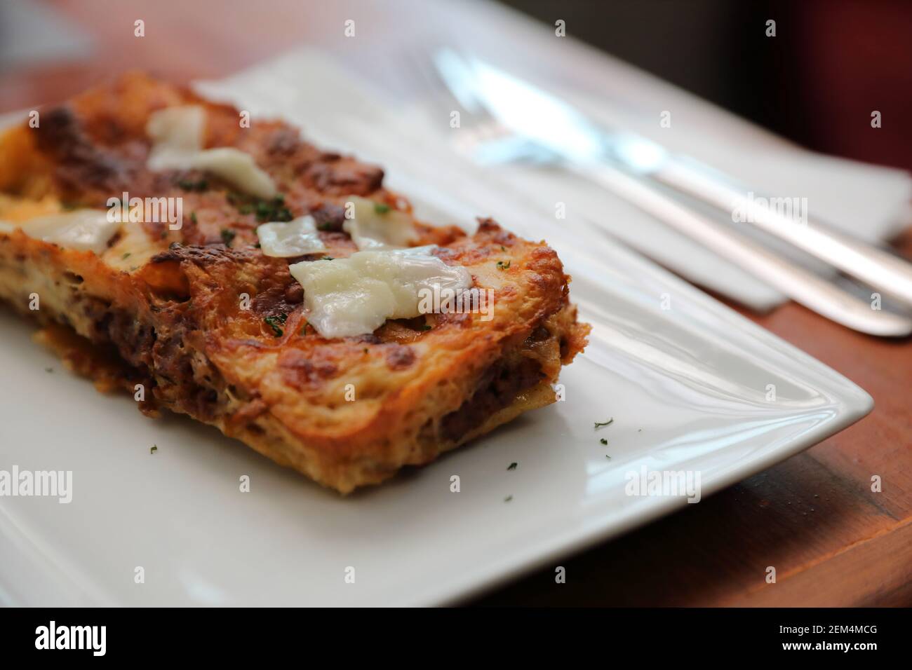 Rindfleisch Lasagne auf hölzernen Hintergrund, italienisches Essen Stockfoto