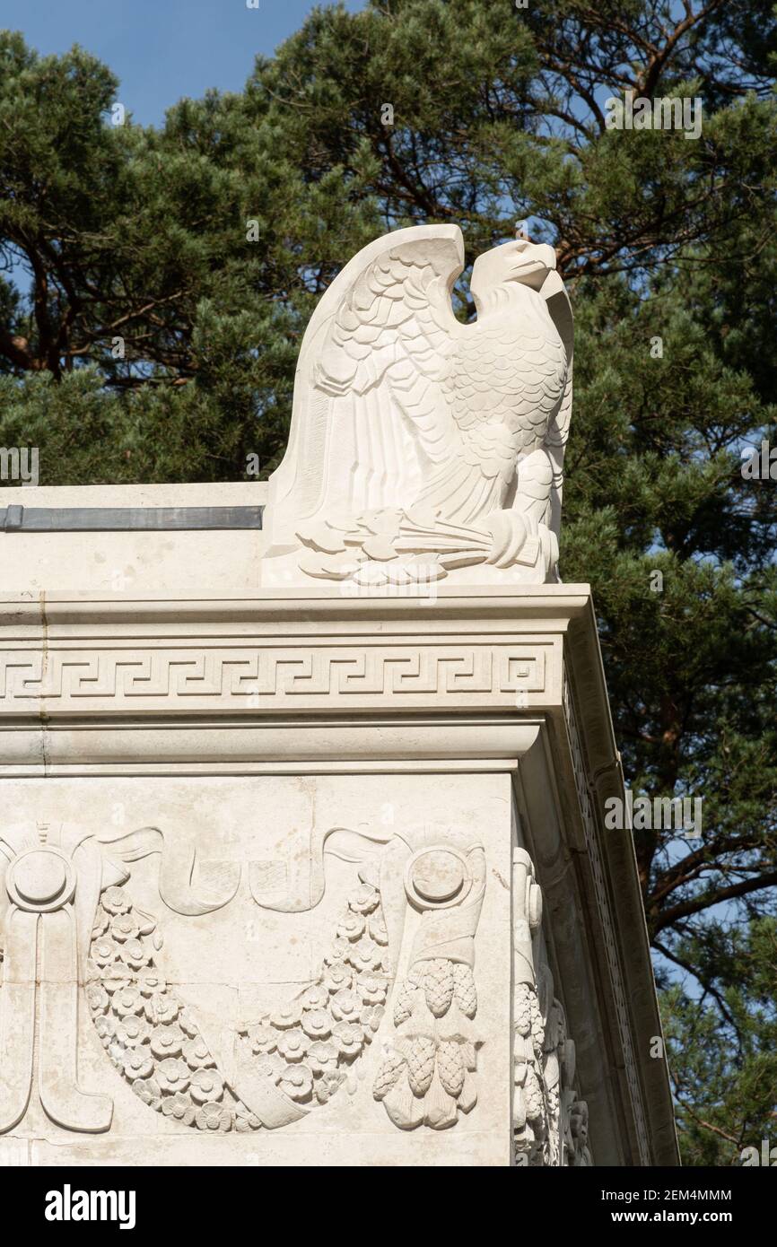 Amerikanische Gedenkkapelle mit Adlerstatuen auf dem Brookwood Military Cemetery, Surrey, dem einzigen amerikanischen Militärfriedhof des Ersten Weltkriegs in Großbritannien Stockfoto