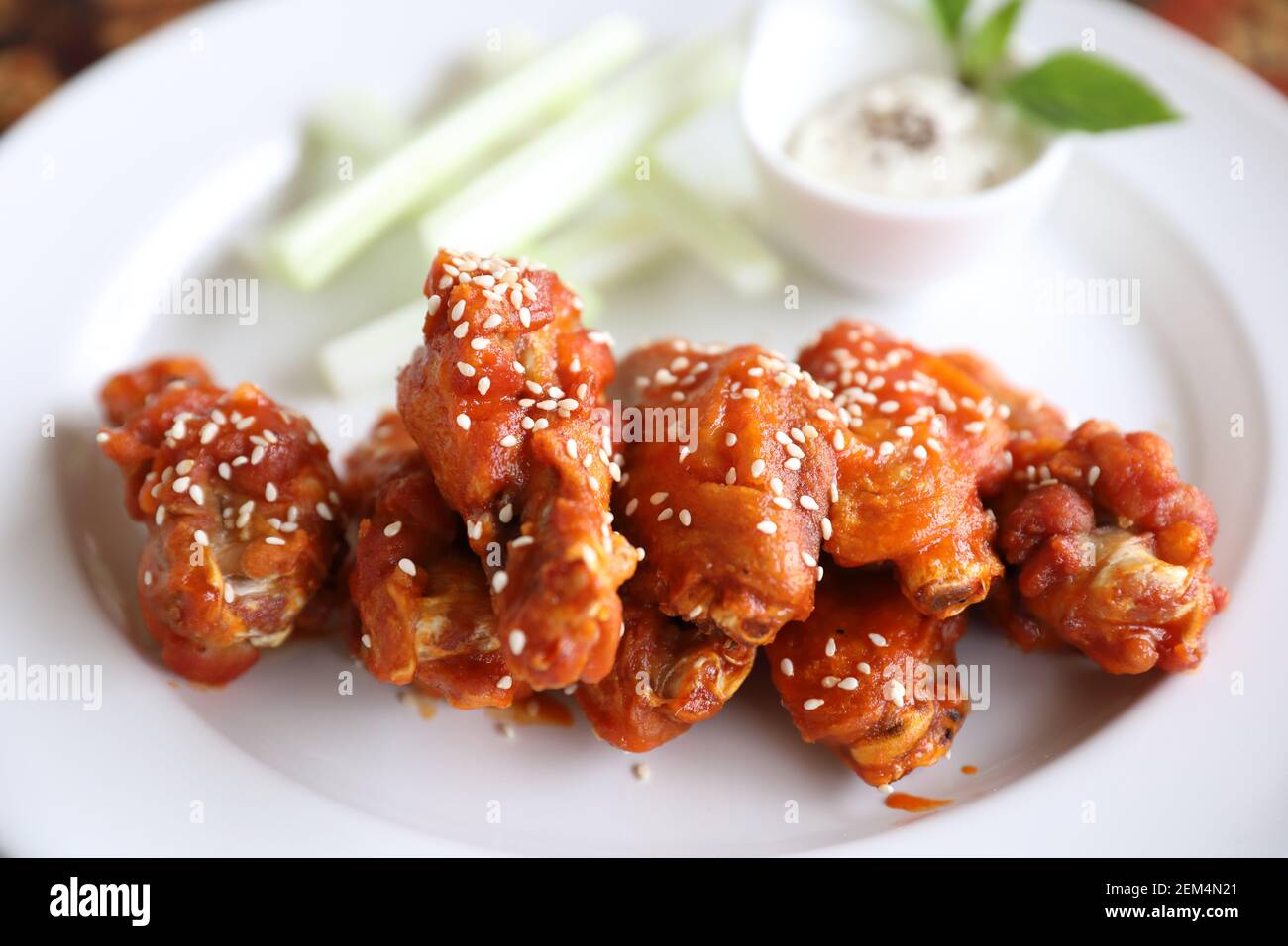 Buffalo Wings, gebratenes Huhn mit warmen und würzigen Sauce Stockfoto