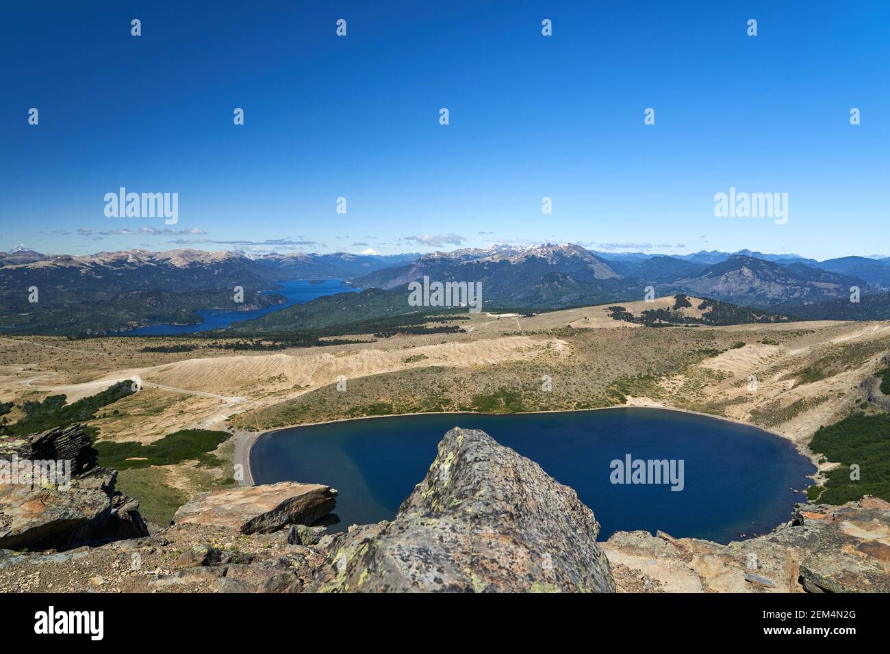 Weite offene Landschaft mit Blick auf die Seen und Berge der Anden am Vulkan Batea Mahuida, Patagonien, Argentinien, Südamerika Stockfoto