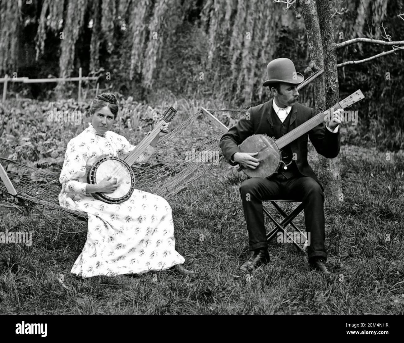 LYDIA und WILLIAM WILLIAMS New Zealand Banjo Musiker im Garten des Hauses in der Carlyle Street, Napier, um 1890 Stockfoto