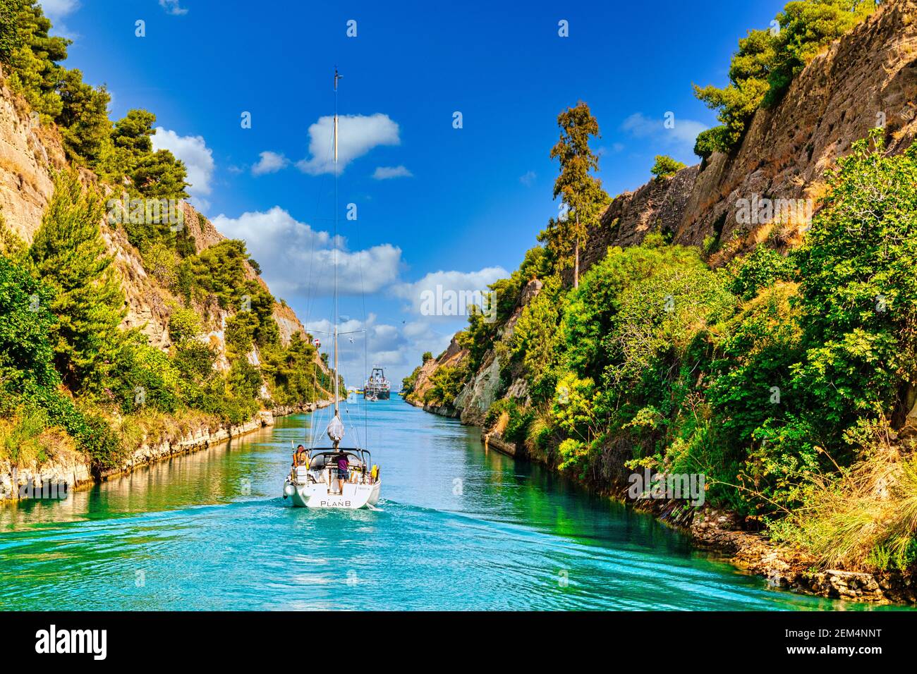 Corinth Kanal, von Menschen geschahen Kanal, wichtige Navigationsroute und Gezeitenwasserstrasse über den Isthmus von Corinth Ägäis Griechenland Stockfoto