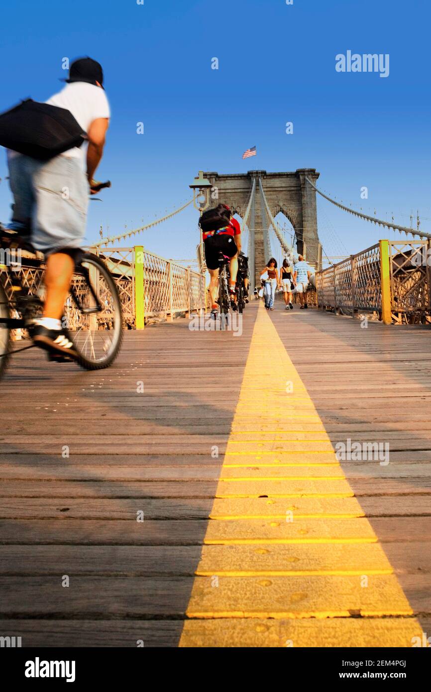 Drei Menschen auf Fahrrädern auf einem Steg Stockfoto