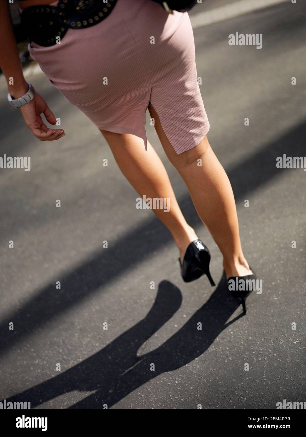 Niedrige Schnittansicht einer Frau zu Fuß Stockfoto