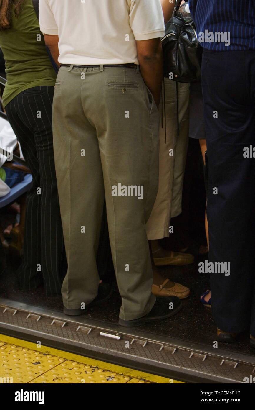 Rückansicht der Passagiere, die in einem U-Bahn-Zug stehen Stockfoto