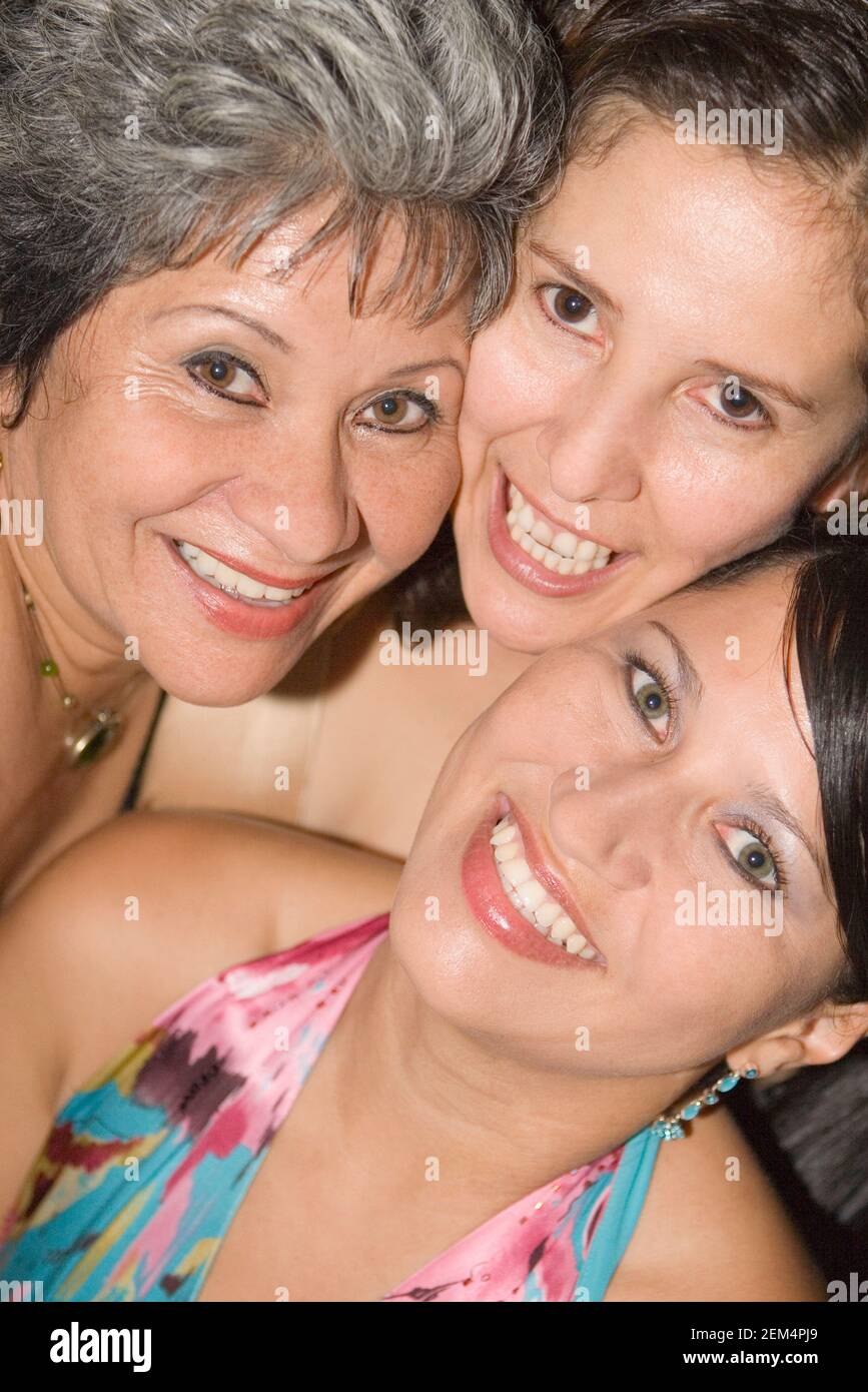 Porträt einer reifen Frau und ihrer beiden Töchter lächelnd Stockfoto