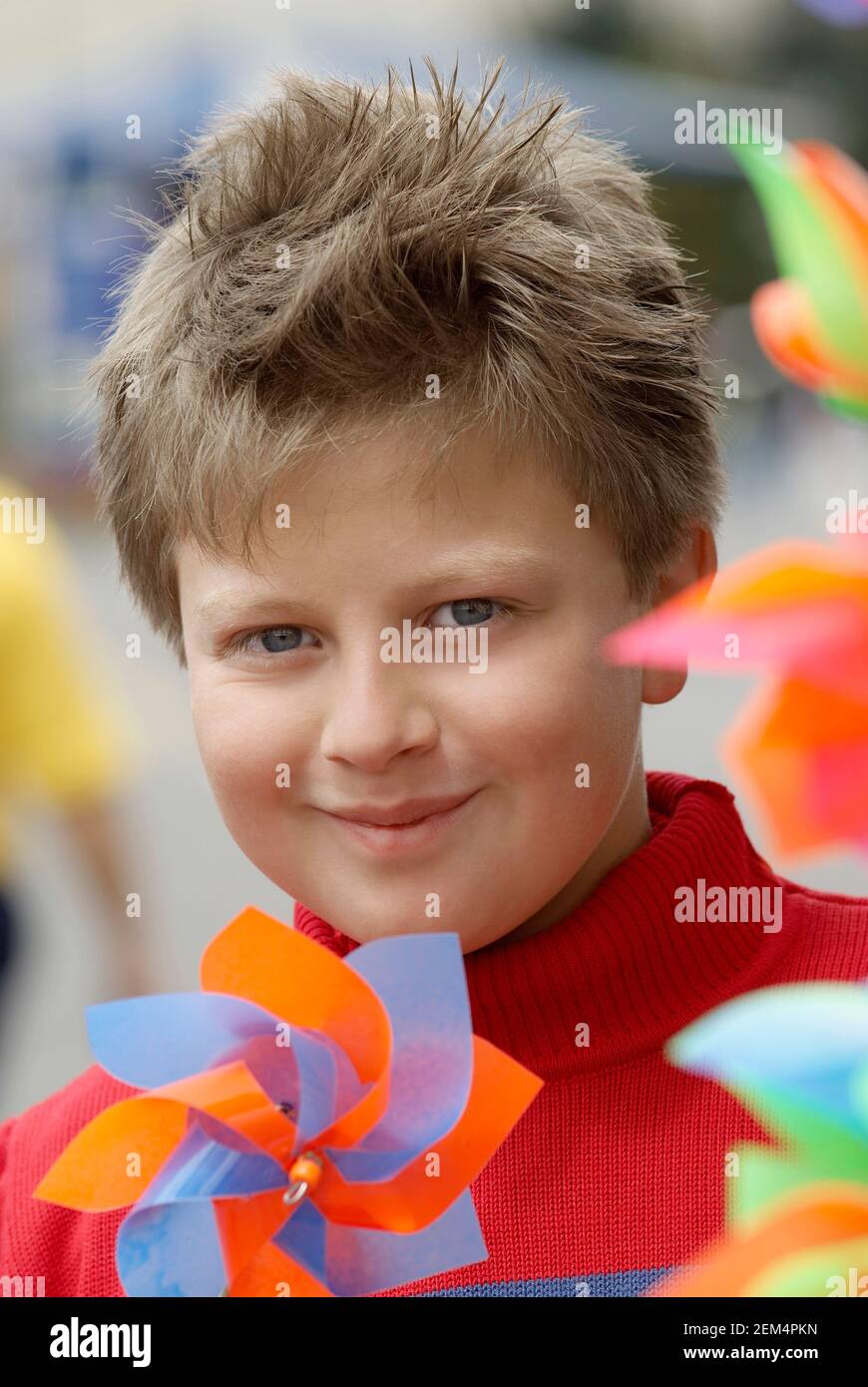Porträt eines Jungen mit einem Windrad Stockfoto
