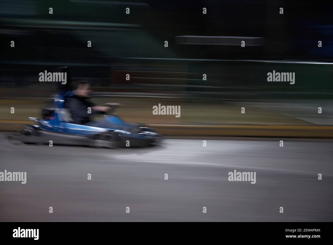 Seitenprofil eines Mannes, der einen Rennwagen fährt Stockfoto