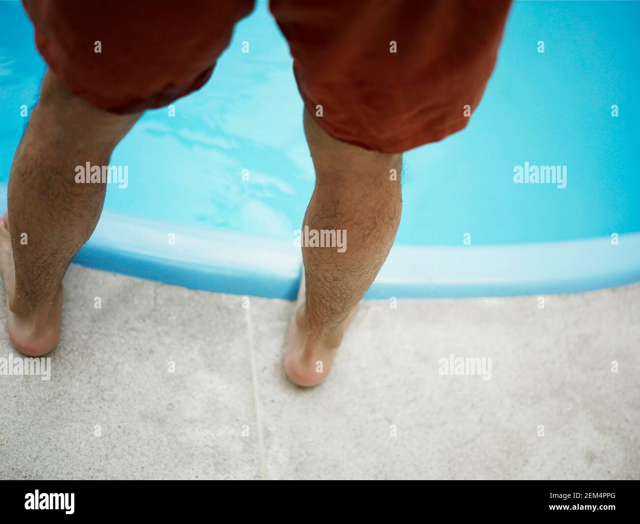 Niedrige Schnittansicht eines Mannes stehen am Pool Stockfoto