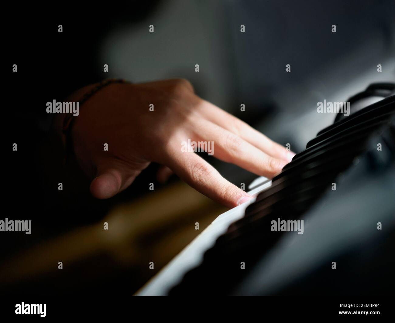 Nahaufnahme der Hand einer Person, die ein elektrisches Klavier spielt Stockfoto