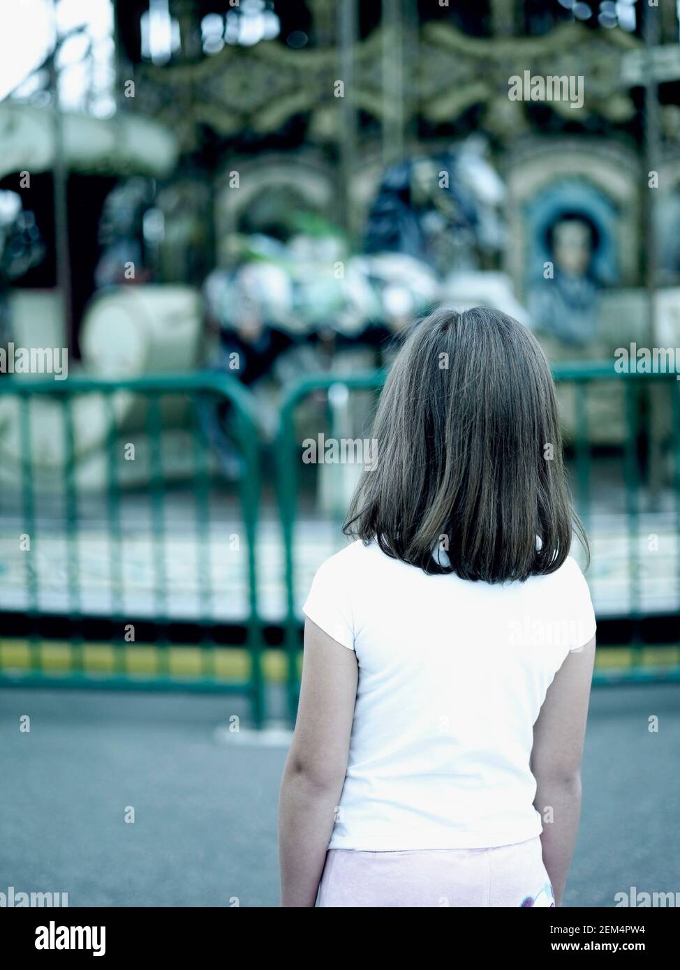 Rückansicht eines Mädchens stehend Stockfoto