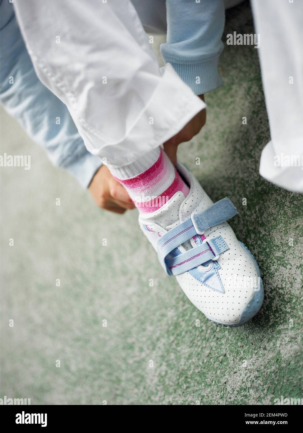 Niedrige Ansicht einer Person, die Schuhe aufzieht Stockfoto