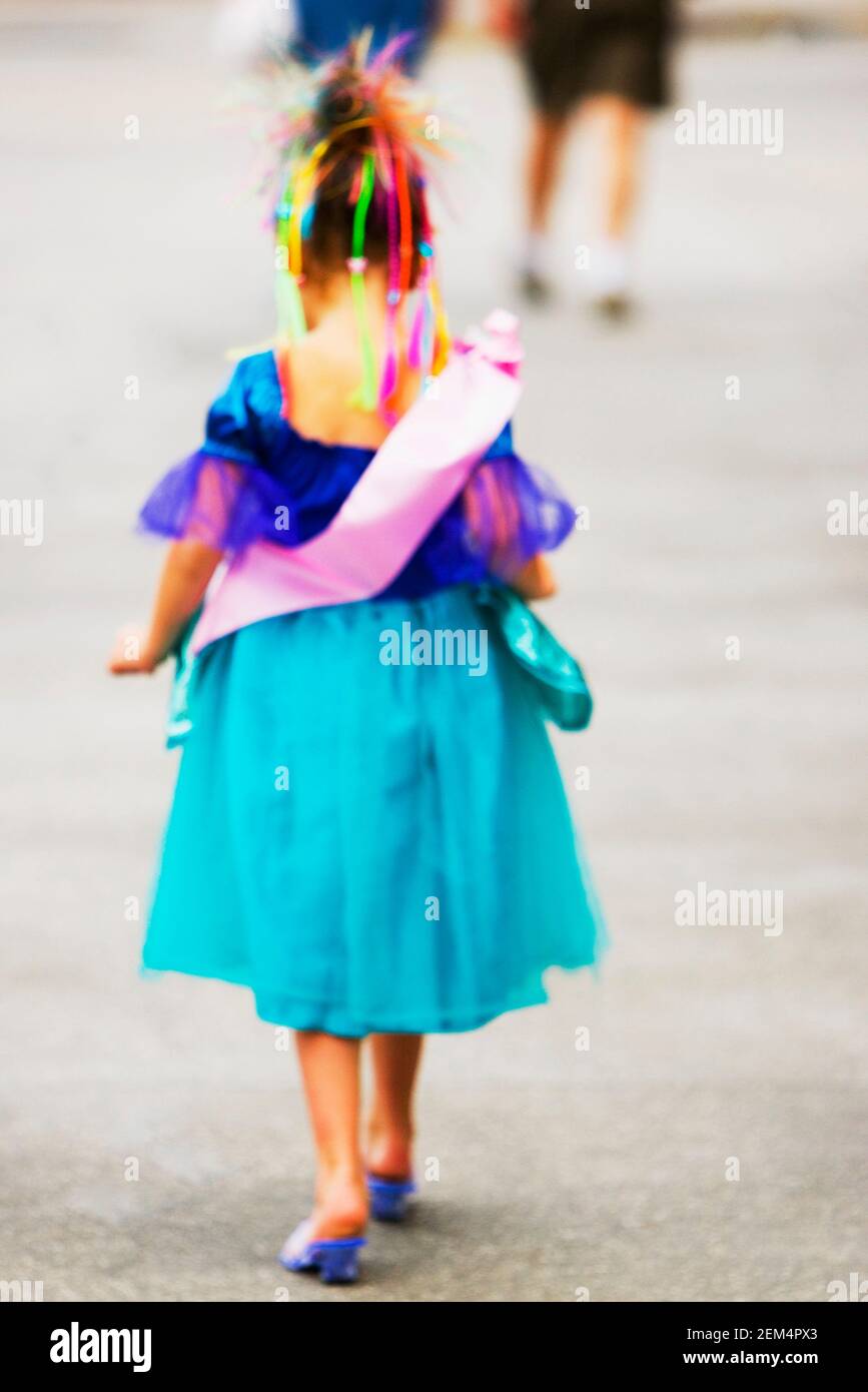 Rückansicht eines Mädchens zu Fuß Stockfoto