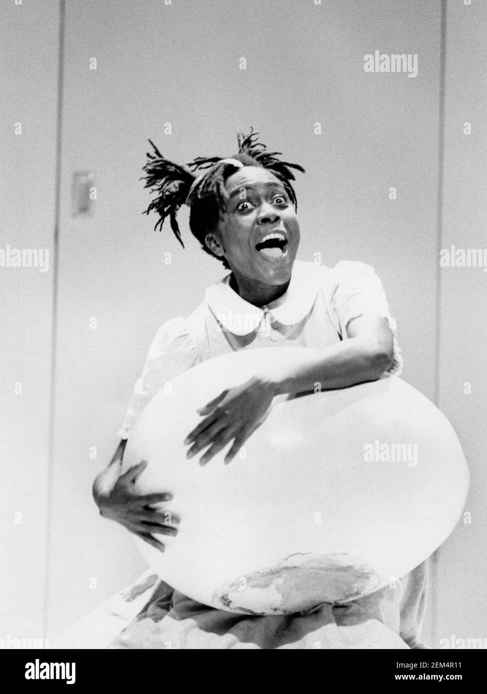Danitra Vance im COLORED MUSEUM von George C Wolfe am Royal Court Theater, London SW1 03/08/1987 A New York Shakespeare Festival & Joseph Papp Production Bühnenbild: Brian Martin Kostüme: Nancy L Konrardy Beleuchtung: Victor en You Tan Choreograph: Hope Clarke Regie: L Kenneth Richardson Stockfoto