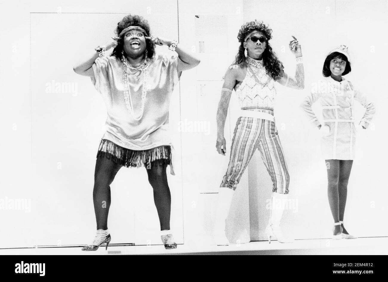 l-r: Vickilyn Reynolds, Reggie Montgomery, Danitra Vance im COLORED MUSEUM von George C Wolfe am Royal Court Theatre, London SW1 03/08/1987 A New York Shakespeare Festival & Joseph Papp Production Bühnenbild: Brian Martin Kostüme: Nancy L Konrardy Beleuchtung: Victor en You Tan Choreograph: Hope Clarke Regie: L Kenneth Richardson Stockfoto