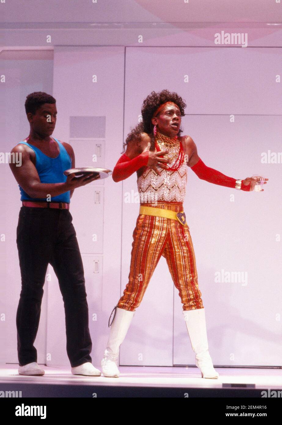 l-r: Tommy Hollis, Reggie Montgomery im COLORED MUSEUM von George C Wolfe am Royal Court Theater, London SW1 03/08/1987 A New York Shakespeare Festival & Joseph Papp Production Set Design: Brian Martin Kostüme: Nancy L Konrardy Beleuchtung: Victor en You Tan Choreograph: Hope Clarke Regie: L Kenneth Richardson Stockfoto