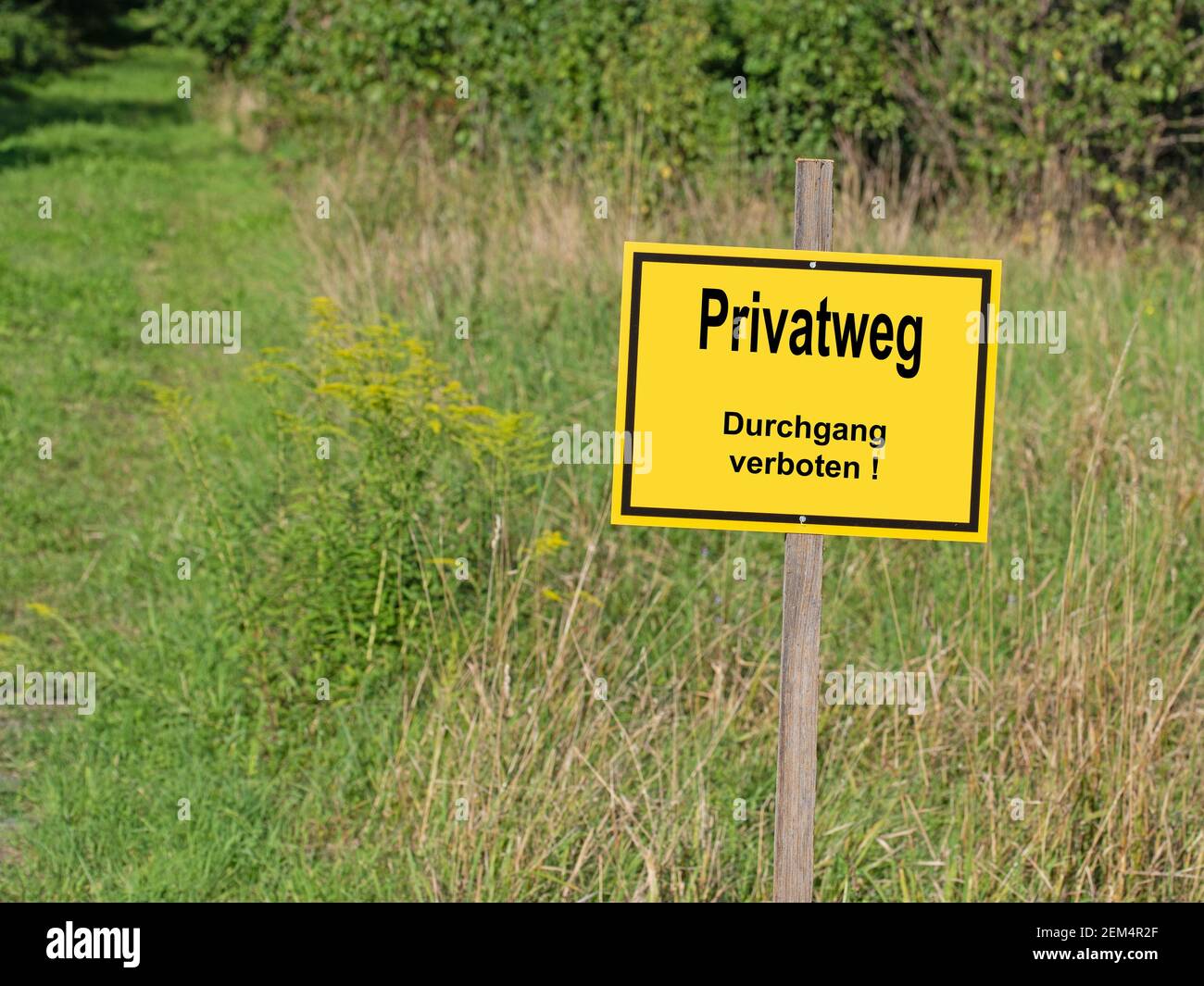 Schild mit dem Aufdruck 'Privatgrundstück, Durchgang verboten', Übersetzung 'Privatgrundstück, Durchfahren verboten' Stockfoto