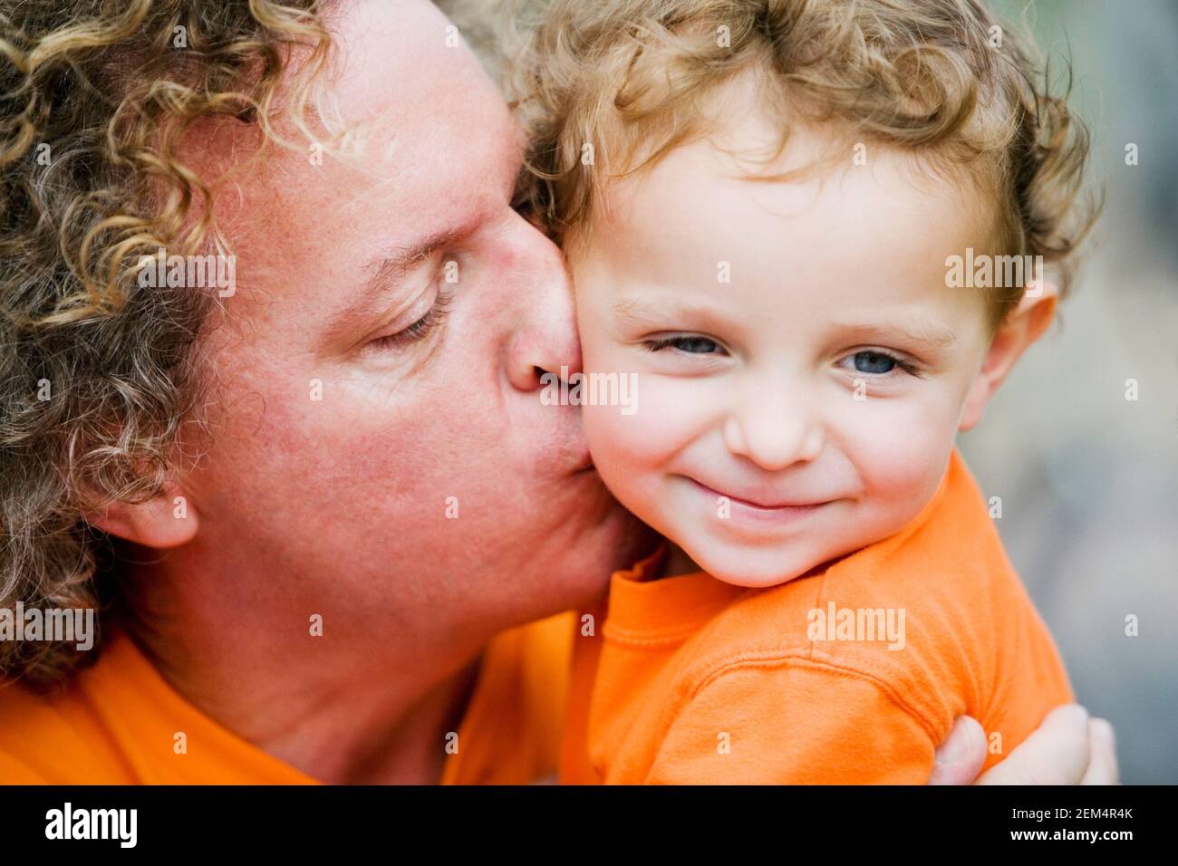 Nahaufnahme eines reifen Mannes, der seinen Sohn küsst Stockfoto