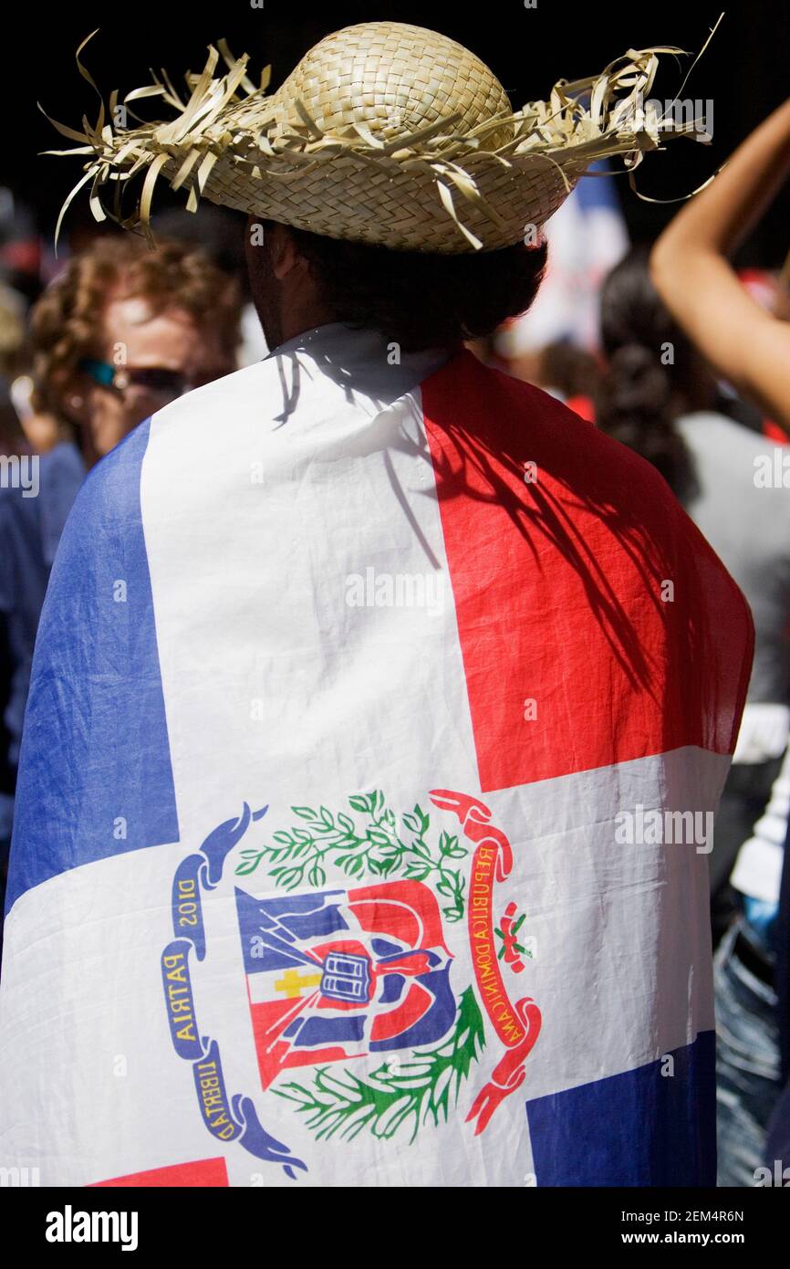 Rückansicht eines Mannes in der Dominikanischen Republik Alarmmeldung Stockfoto