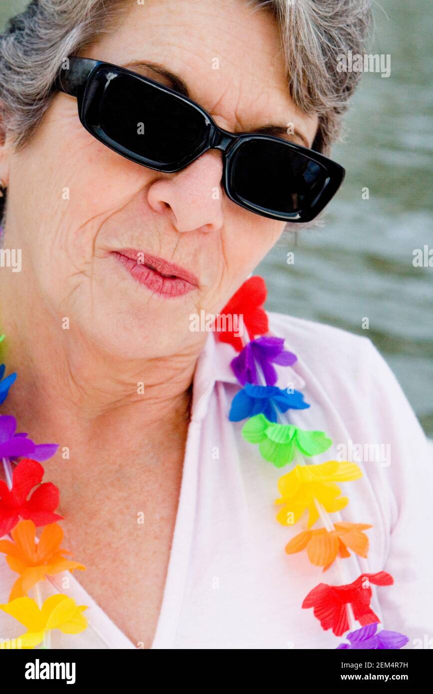 Nahaufnahme einer älteren Frau mit Sonnenbrille Stockfoto