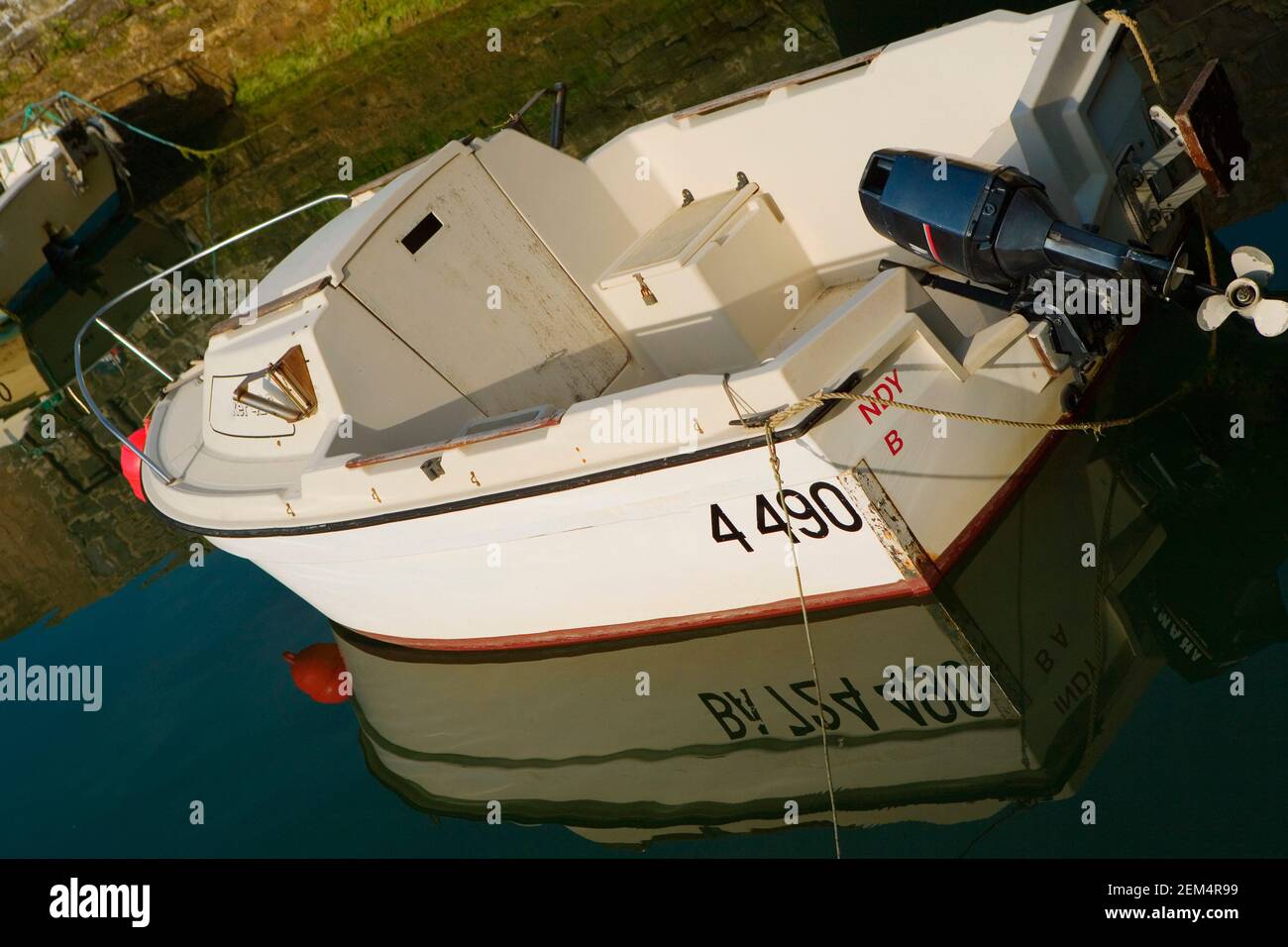 Spiegelung eines Motorbootes im Wasser Stockfoto