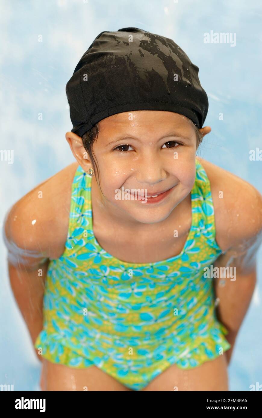 Erhöhte Ansicht eines Mädchens in einem Schwimmbad Stockfoto