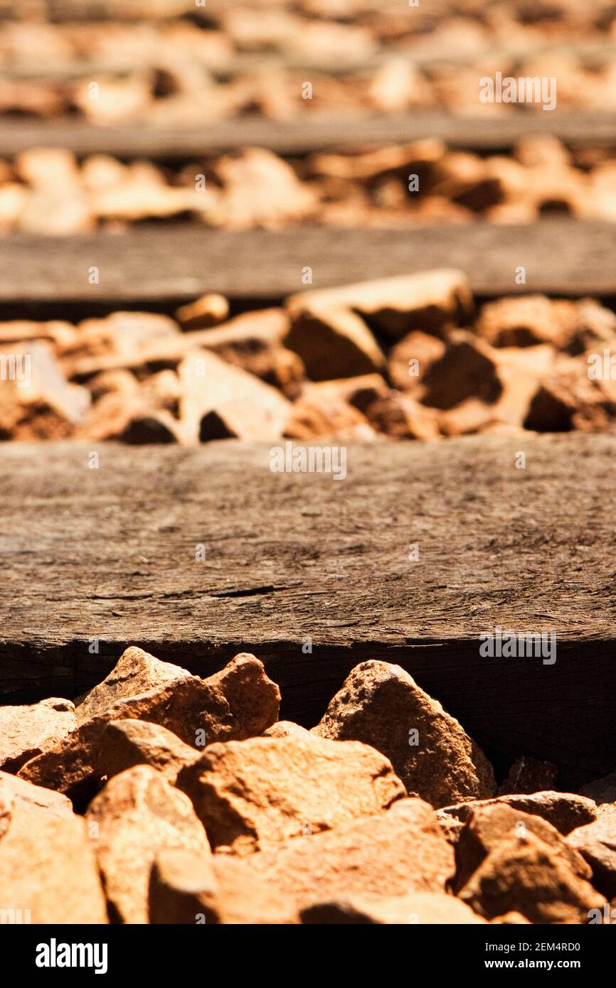 Nahaufnahme von Steinen auf einer Eisenbahnstrecke Stockfoto