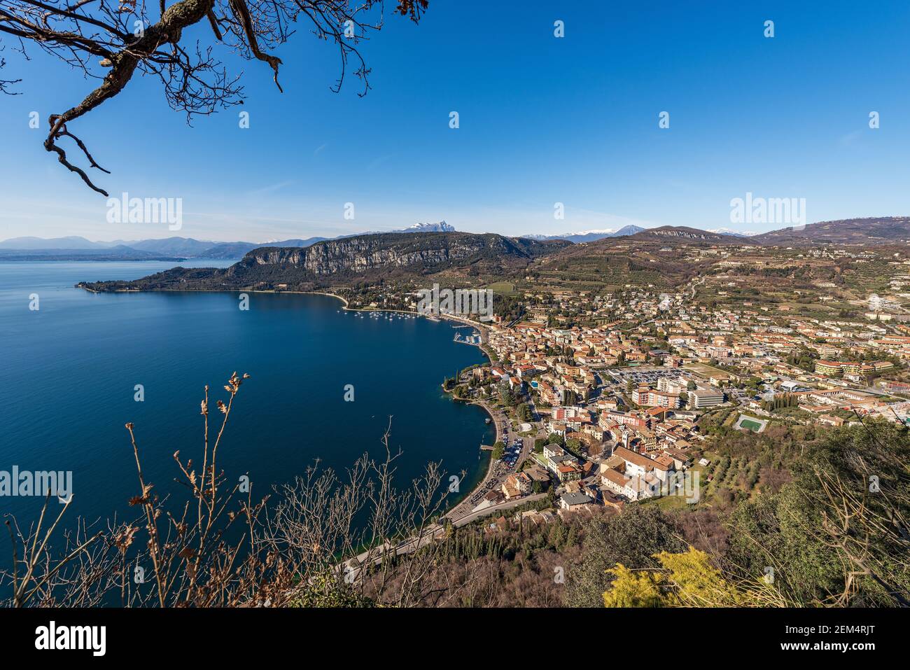 Luftaufnahme der kleinen Garda-Stadt, Ferienort an der Küste des Gardasees, Blick von der Rocca di Garda, kleiner Hügel mit Blick auf den See. Italien. Stockfoto