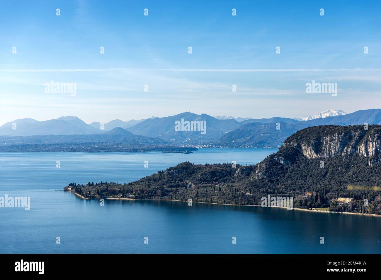 Luftaufnahme von Punta San Vigilio. Vorgebirge des Gardasees in der Nähe der kleinen Stadt Garda Blick von der Rocca di Garda, kleiner Hügel mit Blick auf den See. Stockfoto