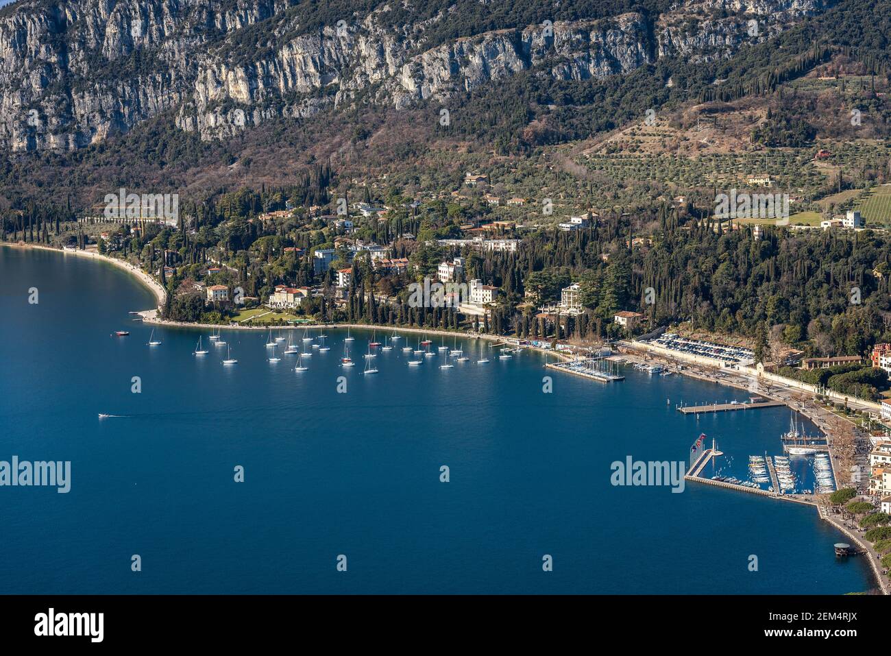 Luftaufnahme der kleinen Garda-Stadt, Ferienort an der Küste des Gardasees, Blick von der Rocca di Garda, kleiner Hügel mit Blick auf den See. Italien. Stockfoto