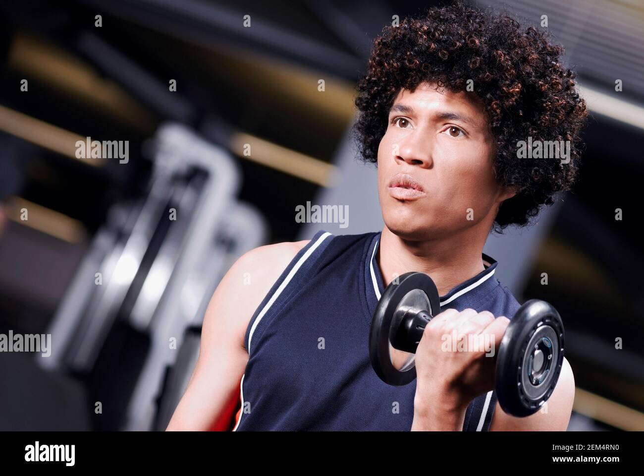 Nahaufnahme eines jungen Mannes mit einer Hantel trainieren Stockfoto