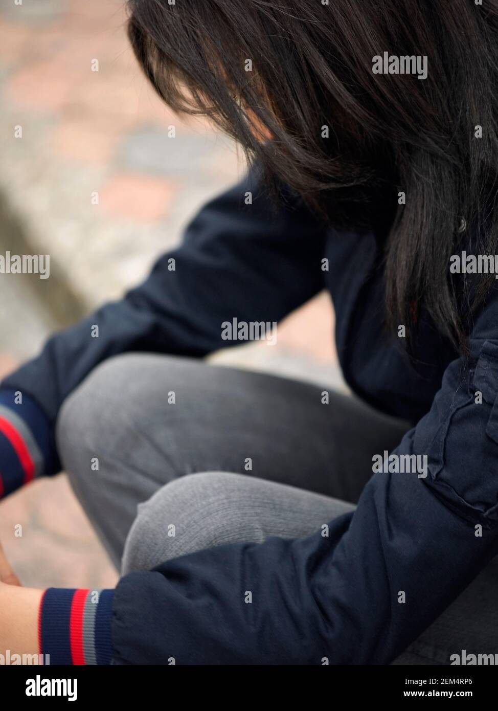 Eine junge Frau sitzt in Nahaufnahme Stockfoto