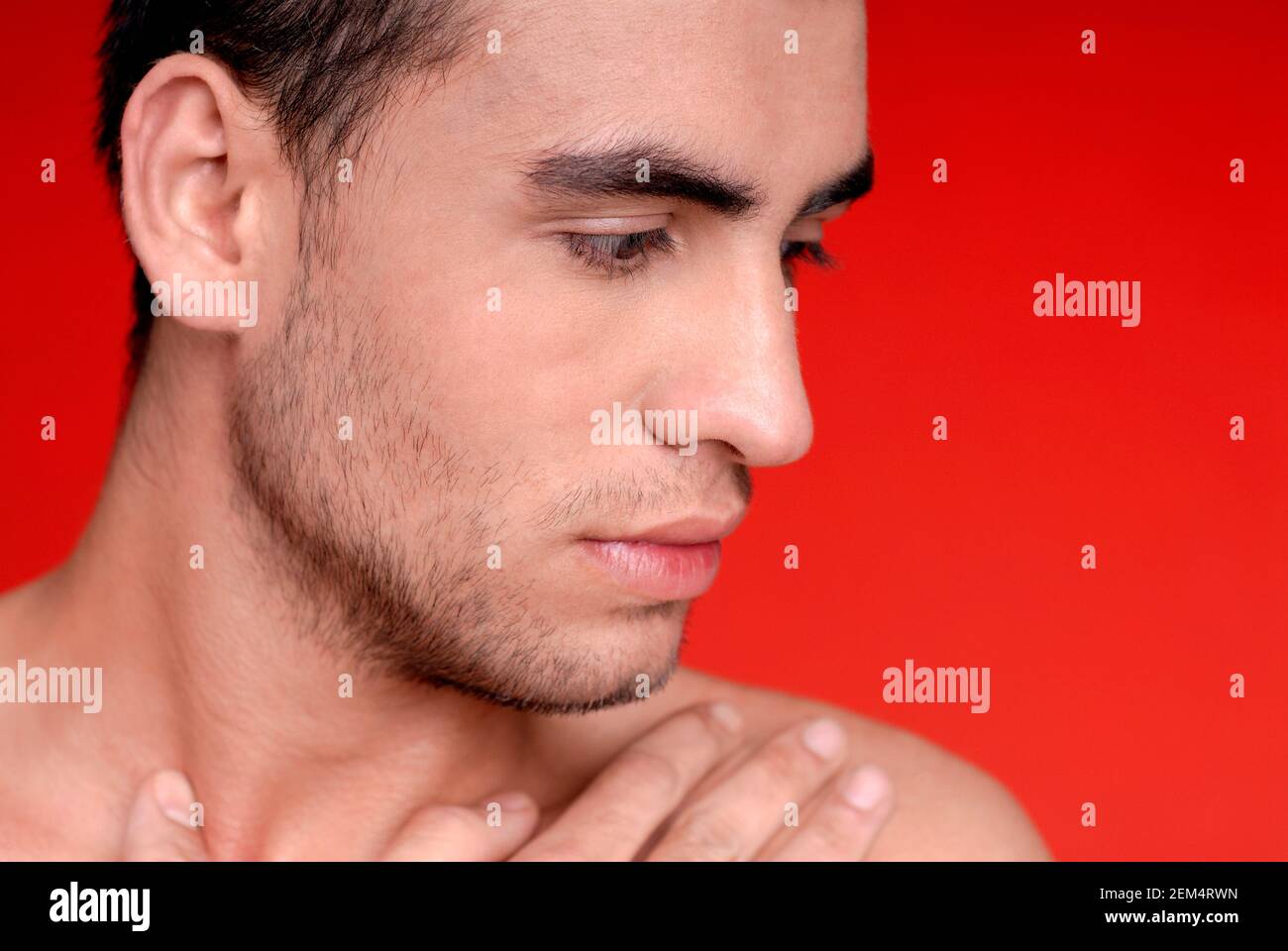 Nahaufnahme eines jungen Mannes ernst Stockfoto