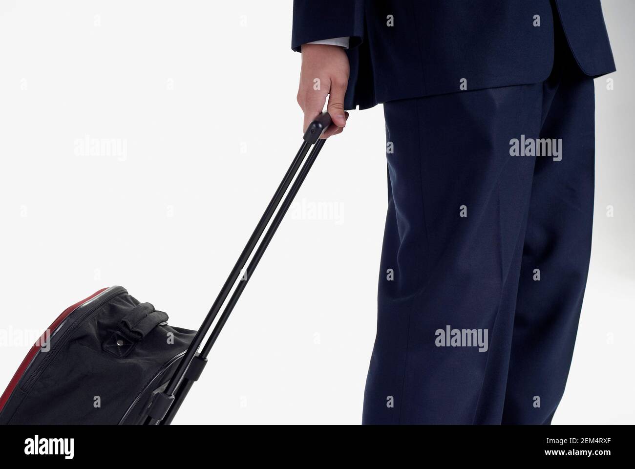 Mittelansicht eines Mannes, der einen Koffer hält Stockfoto